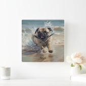 Happy Pug op het strand aanpasbaar Vierkante Klok (Huis)