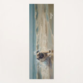 Happy Pug op het strand aanpasbaar Yogamat (Voorkant)