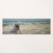 Happy Pug op het strand aanpasbaar Yogamat (Voorkant (horizontaal))