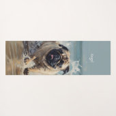 Happy Pug op het strand aanpasbaar Yogamat (Achterkant (horizontaal))