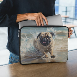 Happy Pug op het strand Laptop Sleeve