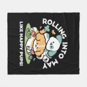 Happy Puppies Rolling Into May beroemd gemaakt doo Fleece Deken (Voorkant (Horizontaal))