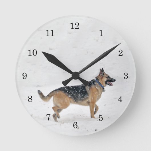 Happy Rescue German Shepherd Dog in Snow Ronde Klok (Voorkant)