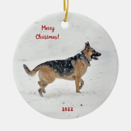 Happy Rescue German Shepherd Dog in Winter Snow Keramisch Ornament (Voorkant)
