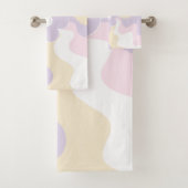 Happy Retro Daisy - Pastel Roze, Geel en Paars Bad Handdoek (Insitu)