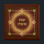 Happy Rosh HaShanah Shana Tova Gold  decor Cadeaudoosje<br><div class="desc">Gift Box voor Happy Rosh HaShanah,  Joodse nieuwjaarsfeestdag. "Shana Tova!" - Gelukkig Nieuwjaar! - Hebreeuwse letters met gouden  sierbloem Decoratieve  versiering van het lijst. Prachtige cadeau voor joodse feestdag,  Rosh Hashanah,  huwelijksdag,  geboortedag,  Jubileum,  Bar Mitzvah,  Sukkot,  Yom Kippur,  Hanukkah,  Chanokah,  Purim,  Passover,  Shavuot,  Tekening,  Kunst,   Judaica - Decoratieve cadeaudoos</div>