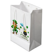 Happy Saint Patrick's Day Leprechaun Rainbow Medium Cadeauzakje (Voorkant Gekanteld)