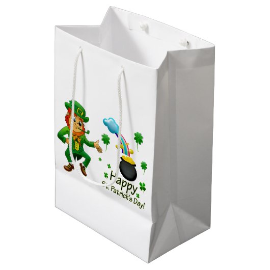Happy Saint Patrick's Day Leprechaun Rainbow Medium Cadeauzakje (Voorkant Gekanteld)