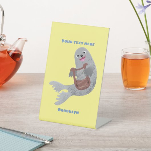 Happy schattige harp seal cartoon illustratie reclamebord met voetstuk (Insitu)