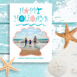 Happy Seashore | kerstfoto van Beach Seashell Feestdagenkaart<br><div class="desc">Een platte kerstfotokaart met elk thema is voorzien van een tropische Prettige feestdagen,  walvisstaart en oceaangolven typografie met een scallop seashell-uitsnede die je foto lijst. De omgekeerde zijde is een zeegraf- & zwenkpatroon op een turkooisachtergrond. Oorspronkelijk kunstwerk KL Stock.</div>