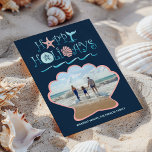 Happy Seashore | Navy Beach Seashell Foto Feestdagenkaart<br><div class="desc">Een platte kerstfotokaart met elk thema is voorzien van een tropische Prettige feestdagen,  walvisstaart en oceaangolven typografie met een scallop seashell-uitsnede die uw persoonlijke foto lijst geeft. De omgekeerde zijde is een zeegraf- en zwenvormig patroon op een blauw marineschip. Oorspronkelijk kunstwerk KL Stock.</div>