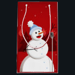 Happy Singing Snowman Musical Christmas Klein Cadeauzakje<br><div class="desc">Kerstcadeauzakje met een illustratie van een gelukkige sneeuwman die met een microfoon zingt. Sneeuw valt,  overal sneeuwvlokken en op de achtergrond is een bos dennenbomen te zien. Dit vrolijke sneeuwpopontwerp heeft vrolijke witte en rode kerstkleurstelling met een vleugje blauw en sinaasappel.</div>