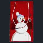 Happy Singing Snowman Musical Christmas Klein Cadeauzakje<br><div class="desc">Kerstcadeauzakje met een illustratie van een gelukkige sneeuwman die met een microfoon zingt. Sneeuw valt,  overal sneeuwvlokken en op de achtergrond is een bos dennenbomen te zien. Dit vrolijke sneeuwpopontwerp heeft vrolijke witte en rode kerstkleurstelling met een vleugje blauw en sinaasappel.</div>