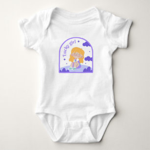 Happy Sitting Girl met Paarse wolken Romper