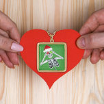 Happy Skeleton Ornament Bont bijgesneden Pet Groen Goud Vergulden Ketting<br><div class="desc">Dit hangertype ketting heeft een vrolijk kerstskelet met twee ornamenten tegen zijn ogen met een rode bont versierde kerstmuts op een groene achtergrond met kleine gouden vlekken.</div>