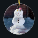Happy Snowman Keramisch Ornament<br><div class="desc">Design van Susan Savad — hou je winterdag op met deze gelukkige sneeuwman. Je kunt hem bijna op straat zien dansen met zijn grote glimlach en roze poompoot.</div>