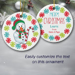 Happy Snowman Snowflake Lijst kleinkinderen Keramisch Ornament<br><div class="desc">Deze schattige kerstversiering is voorzien van een afbeelding van een gelukkige sneeuwman, gekleed in rood en groen, met een gestreepte snoepstok. De sneeuwpop is voorzien van gouden, rode en blauwe sneeuwvlokken. De rug van het ornament heeft het zelfde sneeuwvloklijst met de gebieden van de douanetekst voor de naam van uw...</div>