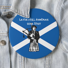 Happy St Andrews Day Flag Bagpiper Colossal Badge Ronde Button 6,0 Cm
