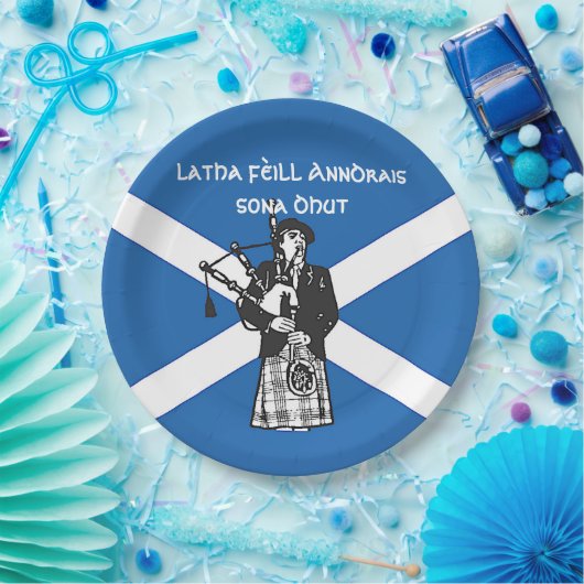 Happy St Andrews Day Flag Bagpiper Large 9" Papieren Bordje (Feest)