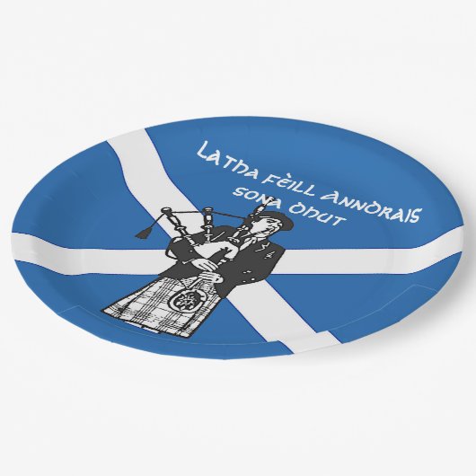 Happy St Andrews Day Flag Bagpiper Large 9" Papieren Bordje (Gekanteld)