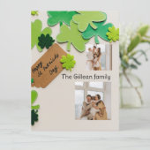 Happy St. patrick's dag Shamrocks familie twee fot Feestdagenkaart (Staand voorkant)