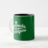 Happy St Patricks Day Lucky Shamrock & Shenanigans Tweekleurige Koffiemok (Voorkant links)