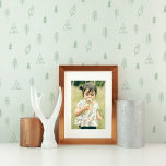 Happy Summer Camp Vibes Pastel Groen Behang<br><div class="desc">Breng de geest van avontuur en de geweldige buitenlucht in de kamer van uw kind met ons hoogwaardige behang. Stel je de genot van je kind voor terwijl ze wegdrijven naar de slaap,  omringd door een wereld van campingwonderen.</div>