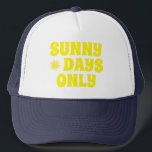 Happy Summer Sunny Days prijsopgave Trucker Pet<br><div class="desc">Gelukkig,  positief typografisch ontwerp met de citaat "de dagen van de Zomer slechts"in een geel retro doopvont.</div>