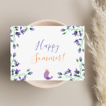 Happy Summer violet blauwwit Uitnodiging Briefkaart<br><div class="desc">Een eenvoudig en elegant briefkaart voor een zomergroet. Een elegante witte achtergrond versierde met violette,  paarse blauwklokbloemen en een kleine vogel die zingt. De tekst: Happy Summer! is geschreven met een modern handgeschreven stijlscript met letters. Tekst in violette en gouden kleuren. Achterzijde: witte achtergrond.</div>