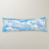 Happy Sunny Clouds over Print Background Lichaamskussen (Achterkant)