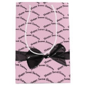 Happy Sweet Sixteen Black Bow On Pink Medium Cadeauzakje (Voorkant)