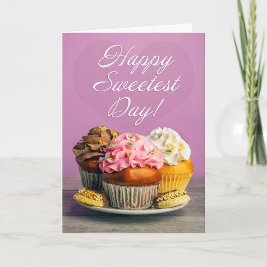 Happy Sweetest Day Cupcakes en koekjes op Paarse Feestdagen Kaart (Voorkant)
