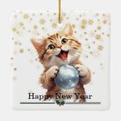 Happy Tabby Kitten with Christmas Tree Bulb Keramisch Ornament (Achterkant)