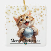 Happy Tabby Kitten with Christmas Tree Bulb Keramisch Ornament (Voorkant)