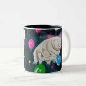 Happy Tardigrade zwevend door Space Tweekleurige Koffiemok (Voorkant rechts)