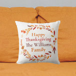 Happy Thanksgiving familienaam Custom Herfst krans Kussen<br><div class="desc">Dit prachtige herfst familie Thanksgiving kussen beschikt over een  krans van bruin,  sinaasappel en rode bladeren rond uw gepersonaliseerde tekst. Pas dit cadeau aan met je achternaam en jaartal in mooie herfstkleuren.</div>