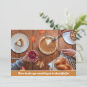 Happy Thanksgiving Pie Wine Funny Typography Flat Feestdagenkaart (Staand voorkant)