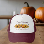 Happy Thanksgiving  Pompoenen Custom Family Trucker Pet<br><div class="desc">Dit ouderwetse reünie-pet voor vakanties is voorzien van een  tekening van oranje pompoenen,  herfstbladeren en schattige herfstzonnebloemen. Nostalgische Happy Thanksgiving-petten met bruin script van uw familie- of bedrijfsnaam of andere gepersonaliseerde tekst.</div>