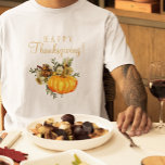 Happy Thanksgiving rustieke pompoen herfst bloemen T-shirt<br><div class="desc">Mooie roestige sinaasappel en donkerbordeauxbloemen botanische herfsten en gebladerte boeket en waterverf pompoen maken een feestelijke Happy Thanksgiving gouden typografie script volwassen t-shirt.</div>