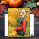 Happy Thanksgiving Script Overlay Family Foto Briefkaart<br><div class="desc">Elegant Happy Thanksgiving foto-briefkaart met een mooie cursieve typografie in wit boven je herfst foto. Deze foto van de moderne herfst op de kaart is voorzien van een prachtig script en een jouw naam in wit boven het volle afgeblazen seizoensgebonden afbeelding.</div>