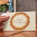 Happy Thanksgiving Simple Autumn Leaf Wreath Briefkaart<br><div class="desc">Dit ontwerp werd gecreeerd door digitale kunst. Het kan worden gepersonaliseerd door de aanpassingsknoop te klikken en de kleur te veranderen, een naam, initialen of uw favoriete woorden toe te voegen. Neem contact met me op colorflowcreations@gmail.com als je dit ontwerp op een ander product wilt gebruiken. Koop mijn oorspronkelijke abstracte...</div>