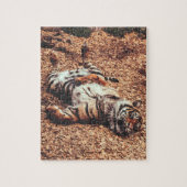 Happy Tiger Belly Up Rolling in Leaves Legpuzzel (Verticaal)