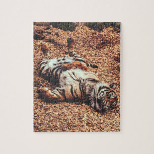 Happy Tiger Belly Up Rolling in Leaves Legpuzzel