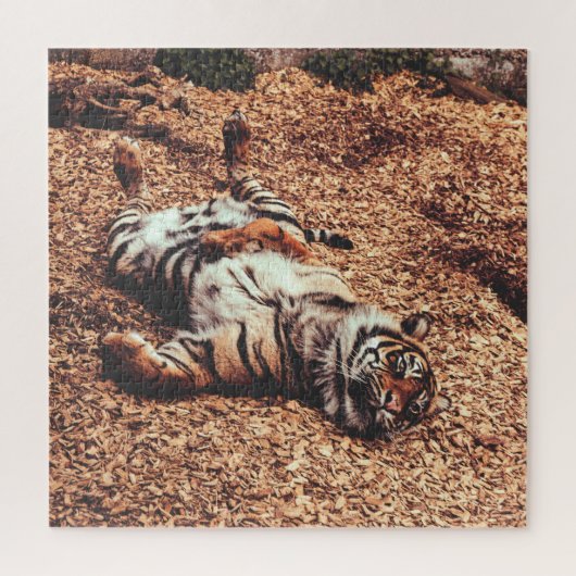 Happy Tiger Belly Up Rolling in Leaves Legpuzzel (Verticaal)