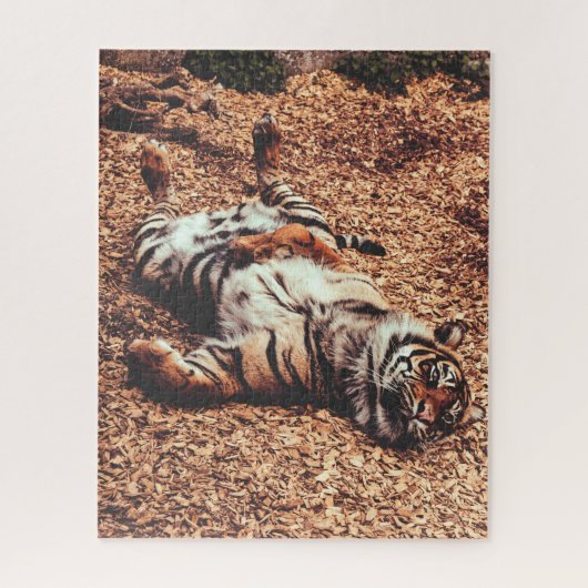 Happy Tiger Belly Up Rolling in Leaves Legpuzzel (Verticaal)