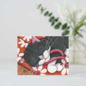 Happy Tuxedo Cat Aslapen op een paar Teenslippers Briefkaart (Staand voorkant)