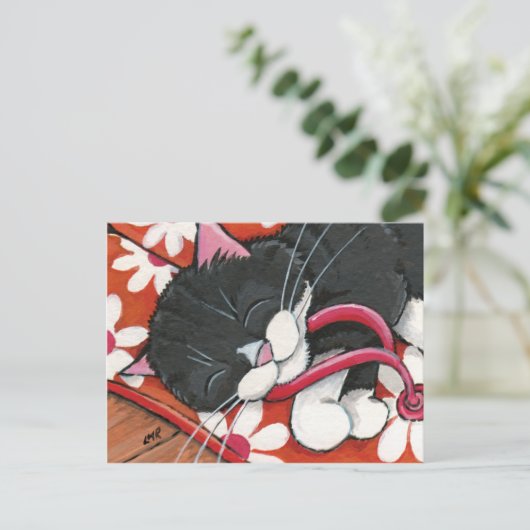 Happy Tuxedo Cat Aslapen op een paar Teenslippers Briefkaart (Staand voorkant)