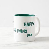 Happy Twins Day Tweekleurige Koffiemok (Voorkant rechts)
