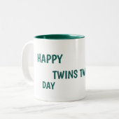Happy Twins Day Tweekleurige Koffiemok (Voorkant links)