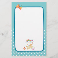 Happy Unicorn met regenboogwolken en bloemen